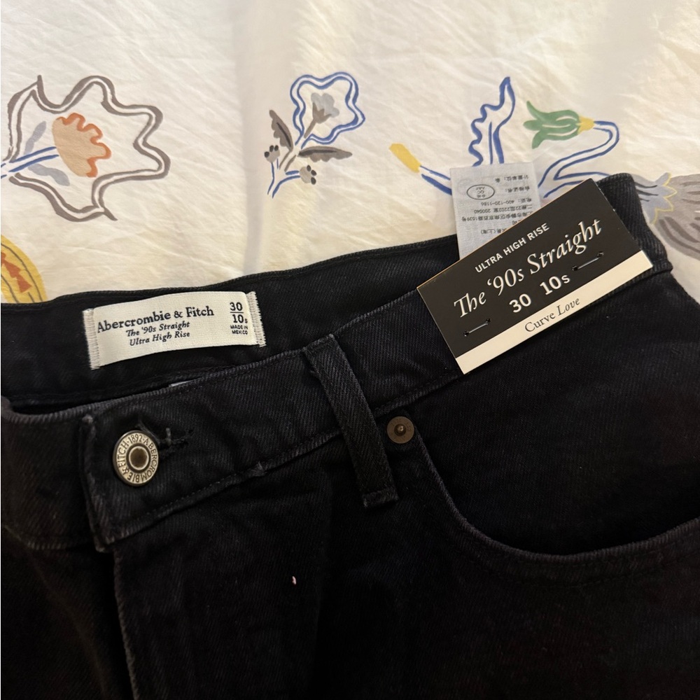 NWT Abercrombie 90s Straight Jean